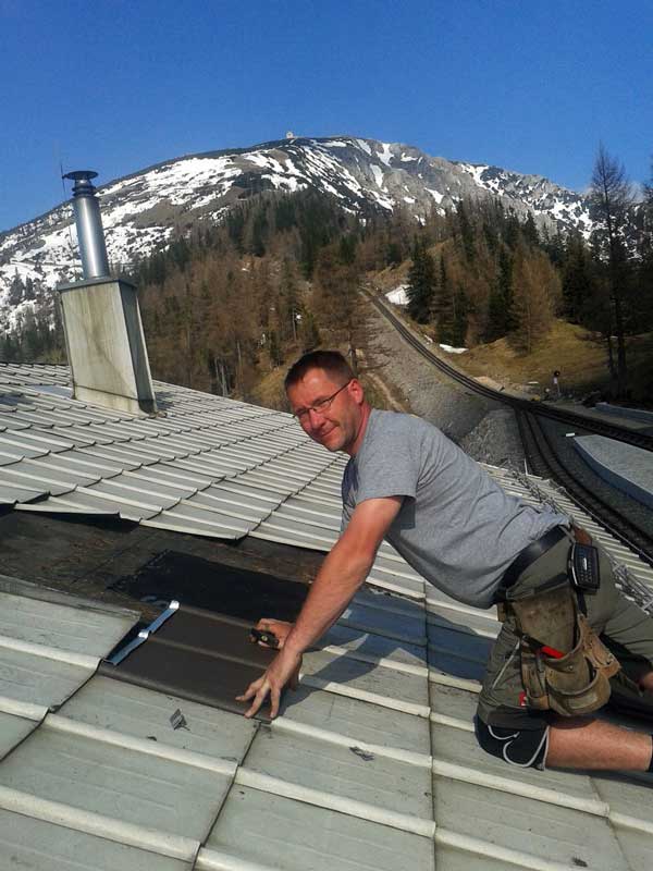 Spenglermeister Thomas Stickler bei der Arbeit am Dach